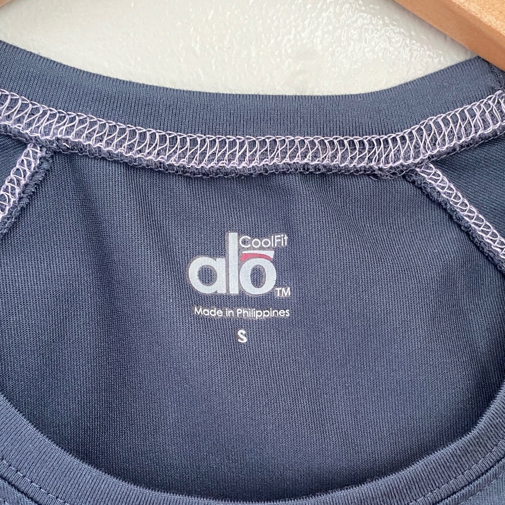 Alo Yoga CoolFit Moisture Wicking Athletic Tee Size S High Intensity Training - Picture 3 of 8